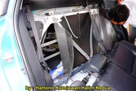 Aksi Heroik Sopir Taxi Blue Bird Selamatkan Koper Penumpang di bagasi yang Macet bersama Ibu Srikandi Penolong 21 pertamax7.com