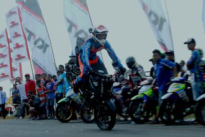 Atraksi Freestyler Wawan Tembong di sesi entertainment Yamaha Cup Race seri ke 4 di sirkuit Gunung Peusar Tasikmalaya