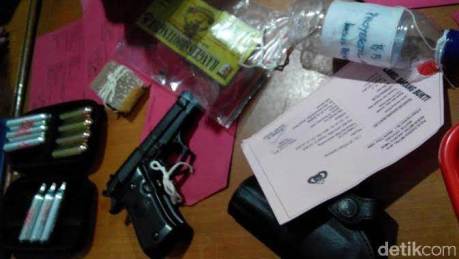 barang bukti air gun baretta M84 yang digunakan untuk menembak daihatsu xenia di jalan tol jorr