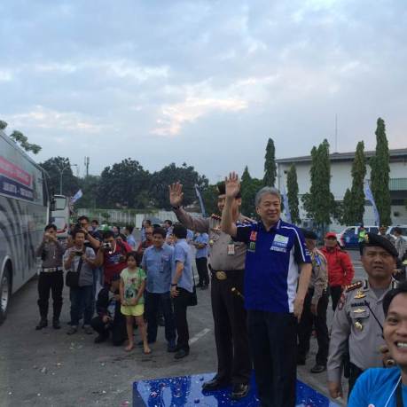 Executive Vice President PT Yamaha Indonesia Motor Manufacturing Dyonisius Beti & Kapolres Jakarta Timur Kombes Pol Umar Faroq SH,MH,MM melepas peserta Yamaha Mudik Kita 2015 (3)