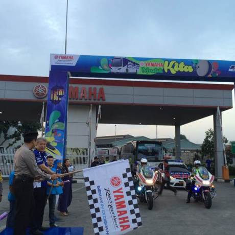 Executive Vice President PT Yamaha Indonesia Motor Manufacturing Dyonisius Beti & Kapolres Jakarta Timur Kombes Pol Umar Faroq SH,MH,MM melepas peserta Yamaha Mudik Kita 2015