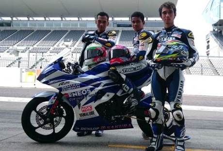 Galang Hendra - Imanuel Pratna - Sigit PD tiga rider Yamaha Factory Racing Indonesia team dengan motor YZF-R25 racing di Suzuka International Circuit