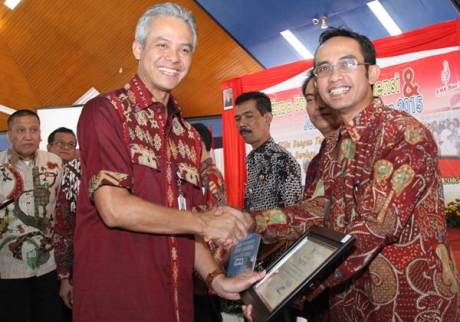 Gubernur Jawa Tengah Ganjar Pranowo menyerahkan penghargaan kepada Deputy Head of Corporate Communication AHM Ahmad Muhibbuddin atas partisipasi AHM dalam Pengembangan dan Peningkatan Mutu SMK di Jawa Tengah pada acara Ekspo Produk dan Job Fair SMK 2015 di SMA Taruna Nusantara, Magelang (28/7). AHM berkomitmen mengembangkan program link and match antara dunia pendidikan dengan dunia usaha dan industri‎ melalui salah satu program perusahaan, yaitu KTSM Honda.