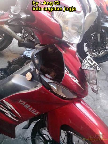 kawasaki Z1000 remuk kecelakaan tabrak motor bebek yang belok 00 pertamax7.com