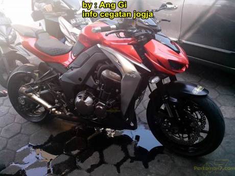 kawasaki Z1000 remuk kecelakaan tabrak motor bebek yang belok 01 pertamax7.com