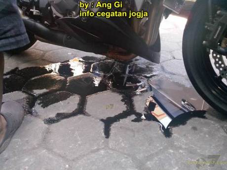 kawasaki Z1000 remuk kecelakaan tabrak motor bebek yang belok 02 pertamax7.com