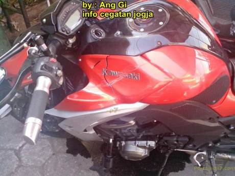 kawasaki Z1000 remuk kecelakaan tabrak motor bebek yang belok 03 pertamax7.com