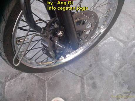 kawasaki Z1000 remuk kecelakaan tabrak motor bebek yang belok 04 pertamax7.com