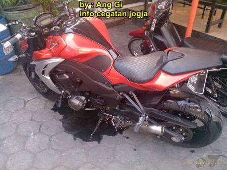 kawasaki Z1000 remuk kecelakaan tabrak motor bebek yang belok 05 pertamax7.com
