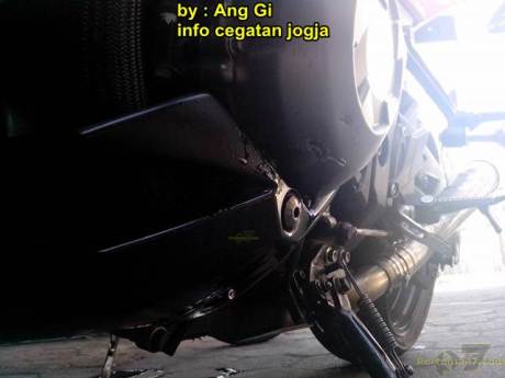 kawasaki Z1000 remuk kecelakaan tabrak motor bebek yang belok 06 pertamax7.com