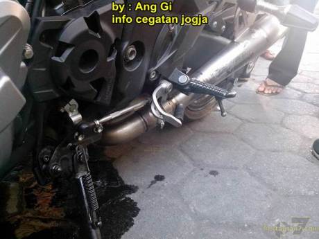 kawasaki Z1000 remuk kecelakaan tabrak motor bebek yang belok 07 pertamax7.com