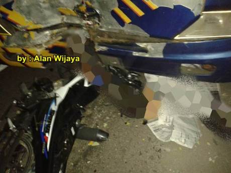 kecelakaan suzuki satria F masih baru belum pakai pelat nomer tabrak bus doa ibu di sidareja cilacap