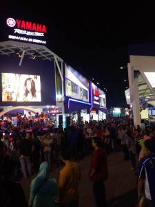 Keramaian pengunjung di booth Yamaha di Jakarta Fair&nbsp;2015