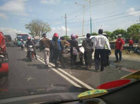 Langgar Marka, Truk Box Indomaret Tabrak Toyota Avanza dan Kijang Kapsul di Gresik 01 Pertamax7.com