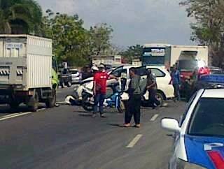 Langgar Marka, Truk Box Indomaret Tabrak Toyota Avanza dan Kijang Kapsul di Gresik 02 Pertamax7.com