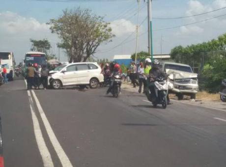 Langgar Marka, Truk Box Indomaret Tabrak Toyota Avanza dan Kijang Kapsul di Gresik 03 Pertamax7.com