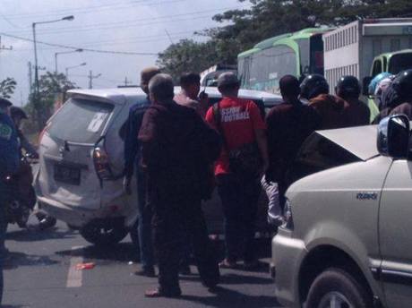 Langgar Marka, Truk Box Indomaret Tabrak Toyota Avanza dan Kijang Kapsul di Gresik 04 Pertamax7.com