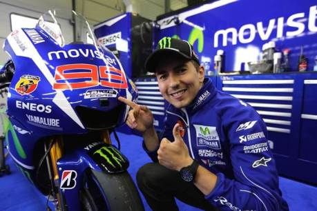 Logo Blue core nongol di Motor Rossi dan Lorenzo Motogp Jerman 2015 01 pertamax7.com