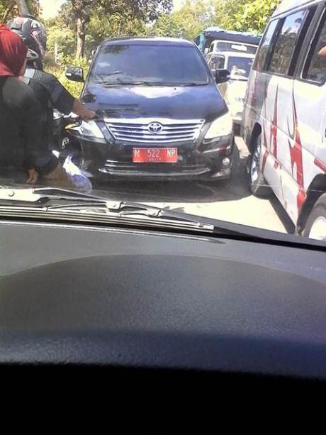 Mobil Dinas Pelat Merah Madura Ini Nekat Lawan Arus Kala Macet jadi pembicaraan Netter ertamax7.com