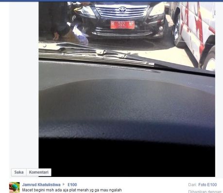 Mobil Dinas Pelat Merah Madura Ini Nekat Lawan Arus Kala Macet jadi pembicaraan Netter