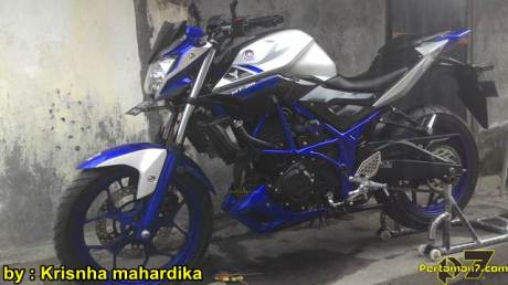 Modifikasi Yamaha MT-25 Biru pakai lampu Projie Pelat nomer dibawah headlamp 05 pertamax7.com 