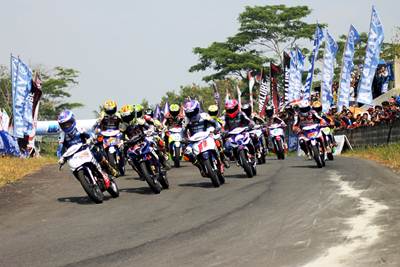 Para pebalap di race kelas YCR 3 seri 4 Yamaha Cup Race di Gunung Peusar Tasikmalaya