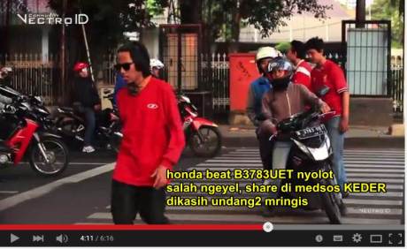 pengendara honda beat B3783UET nyolot merampas hak pejalan kaki di SOCIAL EXPERIMENT ZEBRA CROSS