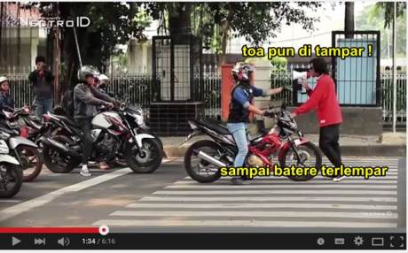 pengendara satria F nabok toa tim SOCIAL EXPERIMENT ZEBRA CROSS