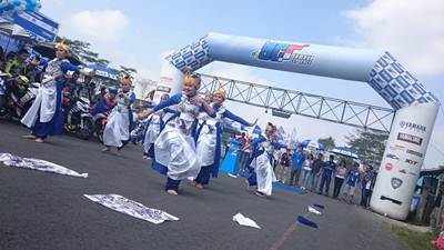 Tarian tradisional di opening Yamaha Cup Race seri 4 di sirkuit Gunung Peusar Tasikmalaya