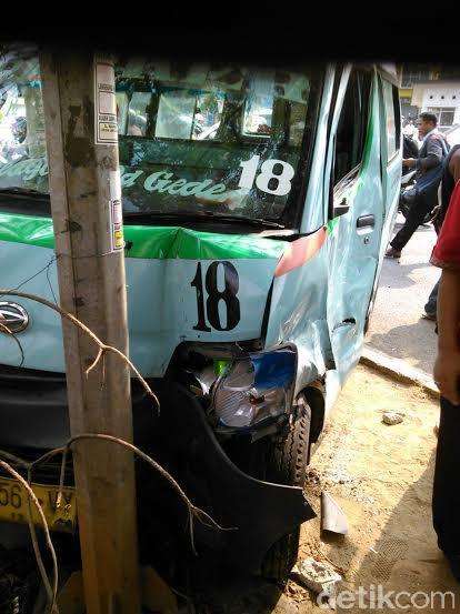 Terobos lampu merah, Yamaha R15 ringsek shock depan patah hajar Mikrolet 1