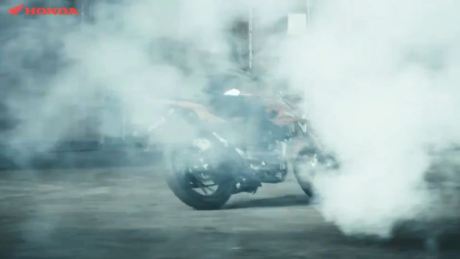 wujud honda CB150R di teaser honda CB150R facelift 2015 jadi sang penakluk pertamax7.com