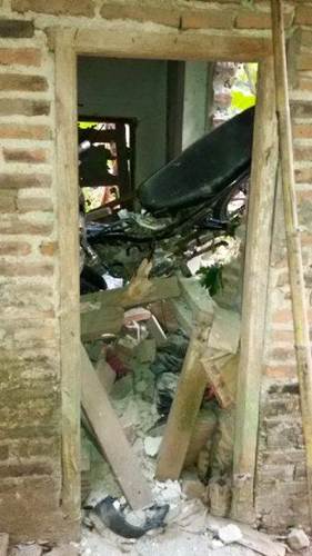 Yamaha Jupiter MX terbang hantam rumah warga karena balap liar 00 pertamax7.com