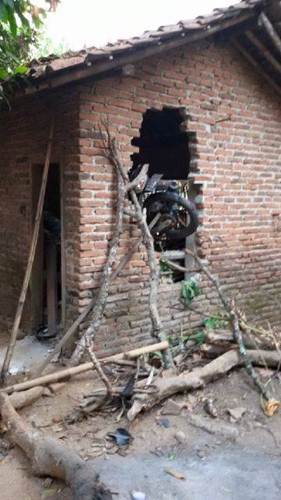 Yamaha Jupiter MX terbang hantam rumah warga karena balap liar 01 pertamax7.com