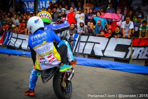 Aksi Wawan tembong free Style Yamaha MT-25 Hibur Masyarakat Pati di Yamaha Cup race seri 5 pertamax7.com_-53