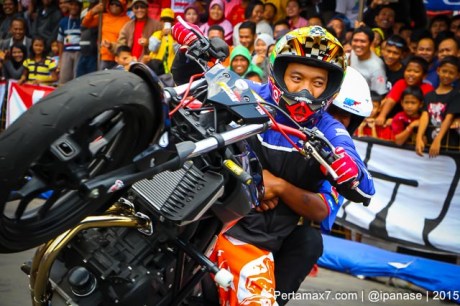 Aksi Wawan tembong free Style Yamaha MT-25 Hibur Masyarakat Pati di Yamaha Cup race seri 5 pertamax7.com_-60