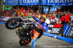 Aksi Wawan tembong free Style Yamaha MT-25 Hibur Masyarakat Pati di Yamaha Cup race seri 5 pertamax7.com_-63
