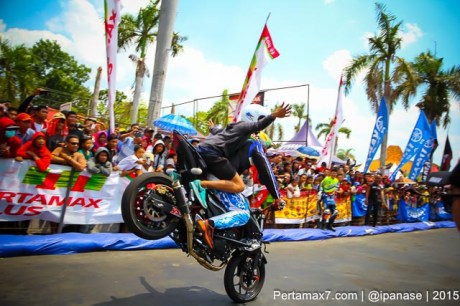 Aksi Wawan tembong free Style Yamaha MT-25 Hibur Masyarakat Pati di Yamaha Cup race seri 5 pertamax7.com_-79