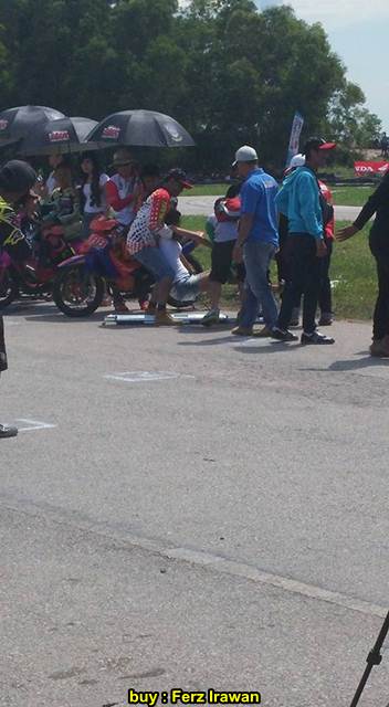 Cuaca Panas Umbrella Girl Ambruk pingsan di sirkuit marina city 06 pertamax7.com