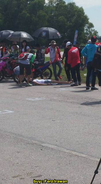 Cuaca Panas Umbrella Girl Ambruk pingsan di sirkuit marina city 07 pertamax7.com