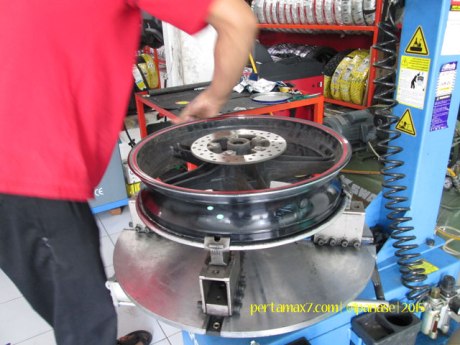 Ganti Ban Michelin Pilot Street Radial buat Yamaha New Vixion di Mitra Ban Solo 05 Pertamax7.com