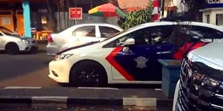 Heboh Mobil Patwal Polisi Kawal Mercy Pengantin Lawan Arah di Bandung