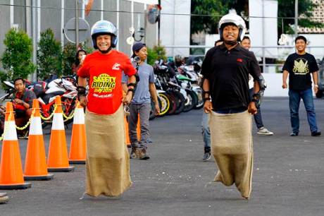 Anggota Paguyuban Streetfire Jateng-Jogja (PSJJ) dan Paguyuban Motor Honda Yogyakarta (PMHY) menjalin keakraban bersama melalui aneka lomba 17-an. Selain untuk menjalin keakraban, perlombaan ini juga dilakukan untuk memberikan nuansa nostalgia akan serunya permainan tradisional.