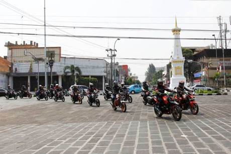 Touring simpatik bikers Honda Streetfire melewati salah satu landmark kota, Tugu Golong Gilig yang dikenal sebagai Tugu Jogja. Touring simpatik ini dilakukan secara tertib tanpa pengawalan voorijder sekaligus sebagai bentuk ajakan bagi komunitas bikers pada umumnya untuk melakukan konvoi tanpa melanggar peraturan lalu lintas.