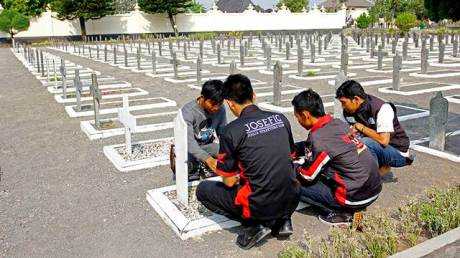Peserta Jogja Streetfire Parade 2015 mendoakan para pahlawan sekaligus melakukan prosesi tabur bunga di salah satu pusara pahlawan nasional yang bertempat di Taman Makam Pahlawan Kusumanegara.