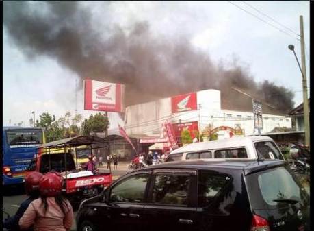 kebakaran-diler-honda-astra-motor-palur sukoharjo