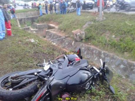 Ngeri, Kecelakaan Yamaha R25 shock Sampai Putus VS Mocin Remuk di Batam 00 pertamax7.com