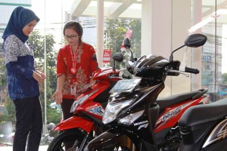  Sales Honda menjelaskan teknologi sepeda motor All New Honda BeAT eSP kepada konsumen. Di tengah melemahnya pasar sepeda motor nasional pada bulan Juli karena pendeknya hari kerja, pangsa pasar Honda menguat menjadi 66,1% melalui penjualan sebesar 278.754 unit dan semakin mengukuhkan Honda BeAT sebagai skutik terlaris dan model bebek Honda semakin kokoh di puncak segmennya.