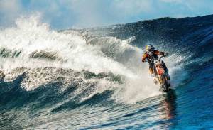 robbie-maddison-beach-pipe-dreams-surfing dengan KTM&nbsp;ENDURO