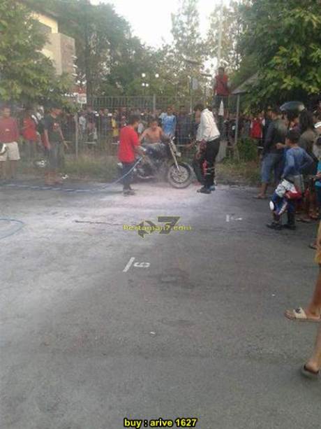 Shock Depan Yamaha R15 patah usai adu kambing lawan Bajaj Pulsar 200 sampai terbakar di Solo 04 pertamax7.com