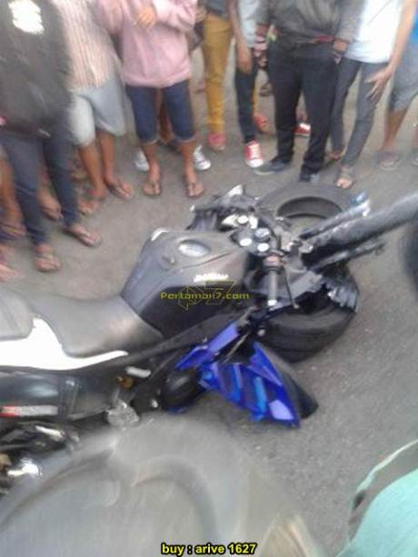 Shock Depan Yamaha R15 patah usai adu kambing lawan Bajaj Pulsar 200 sampai terbakar di Solo 05 pertamax7.com